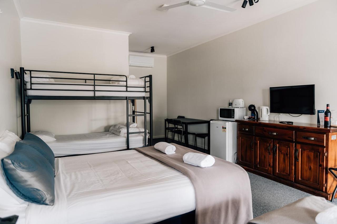 Port Albert Motel Екстериор снимка