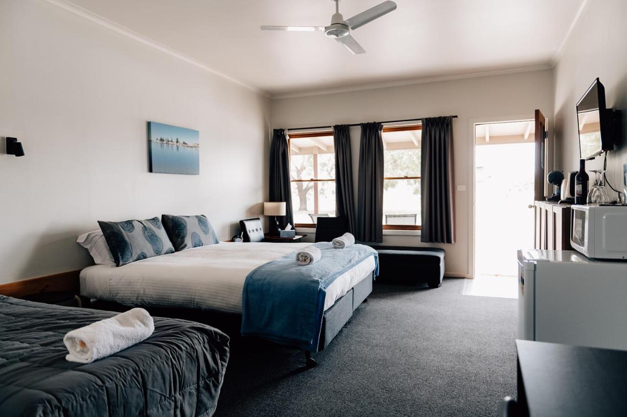 Port Albert Motel Екстериор снимка