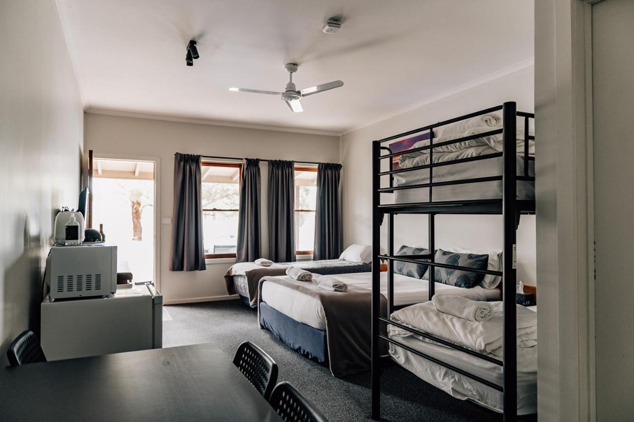 Port Albert Motel Екстериор снимка