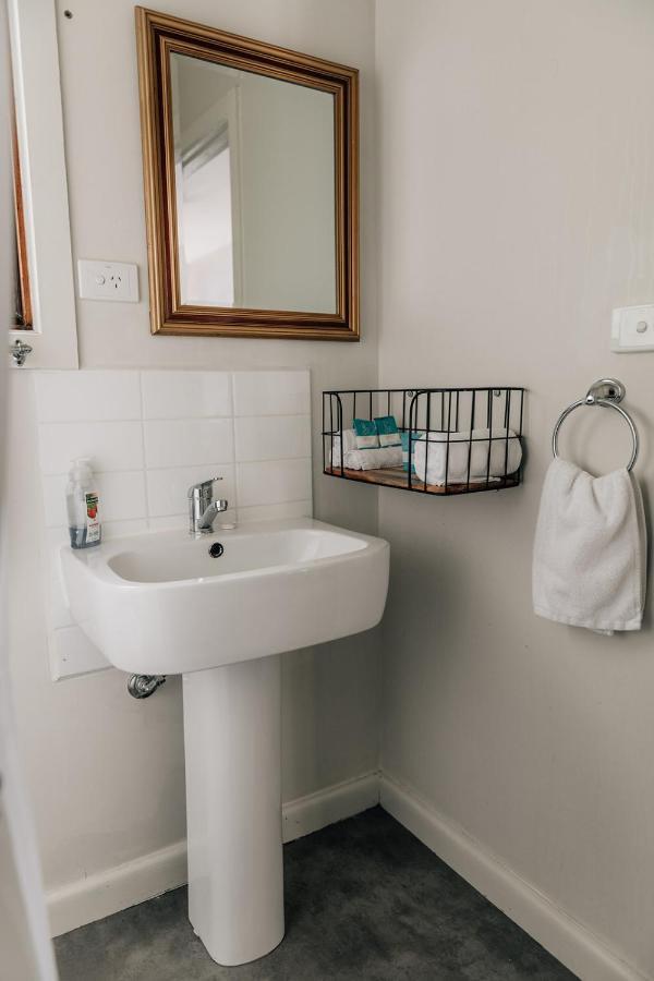 Port Albert Motel Екстериор снимка